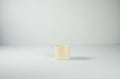 Tazzina da caffè espresso Kalakera in ceramica liscia color beige. Un design essenziale e scultoreo caratterizzato da linee pulite e volumi minimalisti, tipico dell'artigianato artistico contemporaneo.
